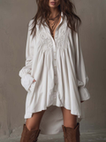 Rochie Mini cu Dantelă Albă și Mâneci Lungi, cu Hem Neregulat