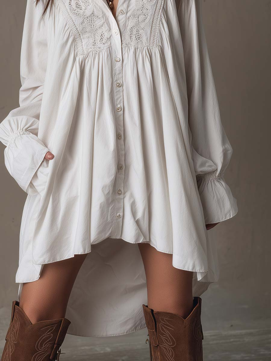 Rochie Mini cu Dantelă Albă și Mâneci Lungi, cu Hem Neregulat