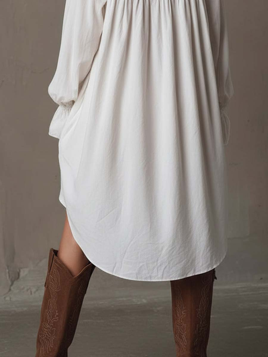 Rochie Mini cu Dantelă Albă și Mâneci Lungi, cu Hem Neregulat