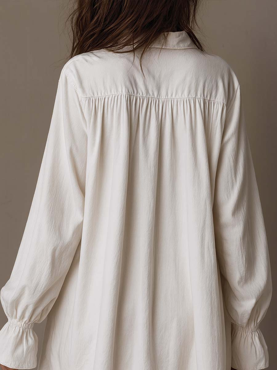 Rochie Mini cu Dantelă Albă și Mâneci Lungi, cu Hem Neregulat